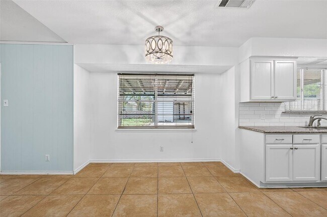 Building Photo - 10004 Woodhaven Dr