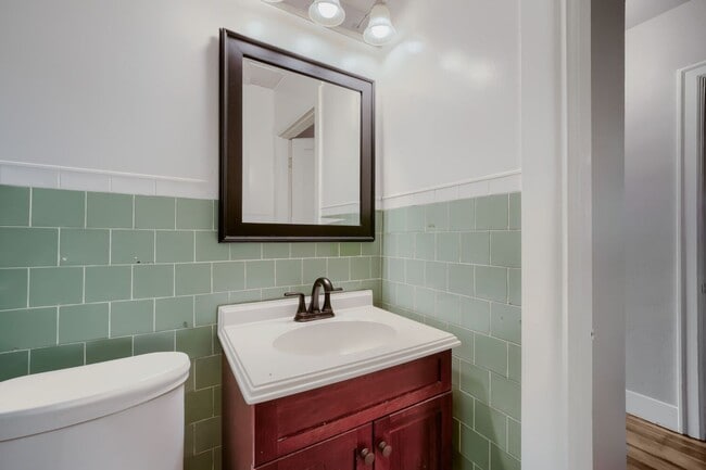 Building Photo - Charming 1bed/2bath Home with Lowel Level Bonus Room in West Seattle!