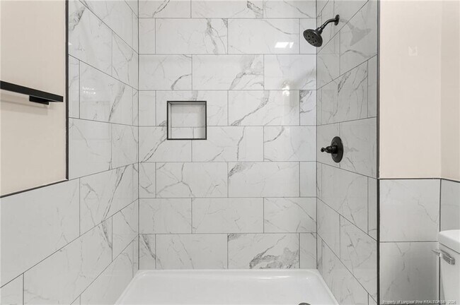 Building Photo - 166 Oakview Dr