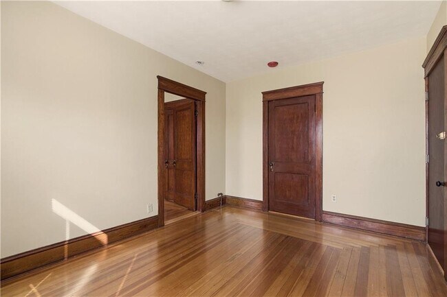 Building Photo - 984 York Ave