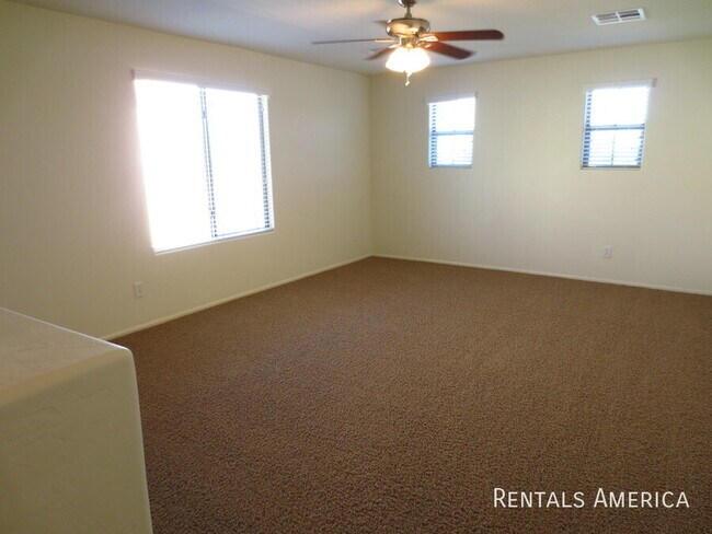Building Photo - 890 E Doral Ct