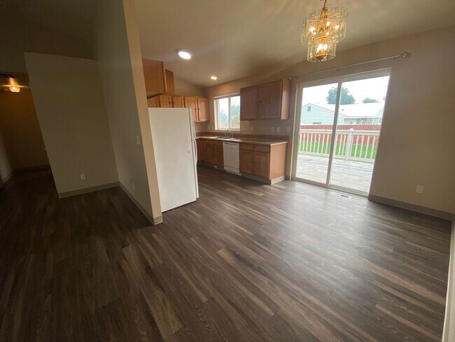 Building Photo - 3 Bedroom 2 Bathroom Home for Rent!