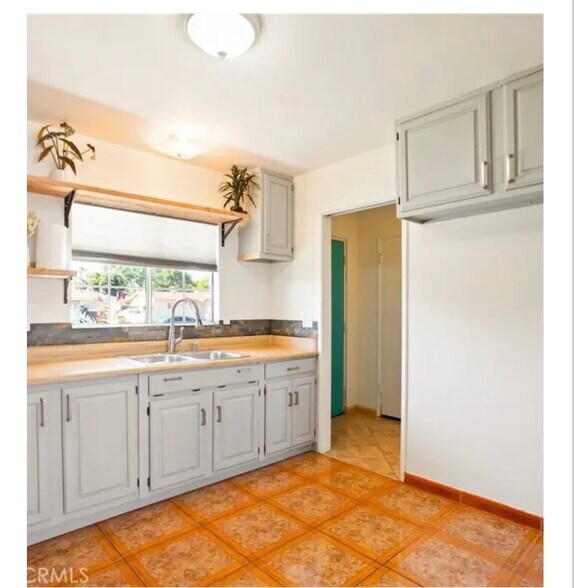 Building Photo - 979 N Gardena Ave