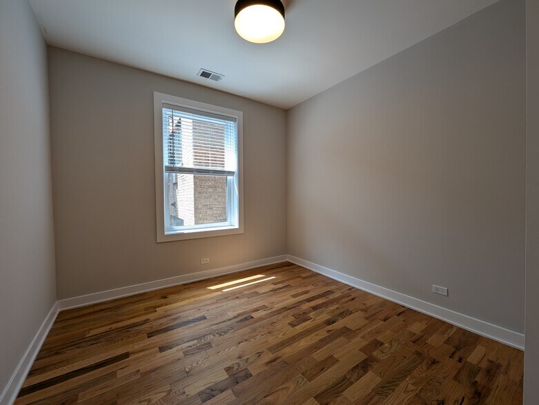 Building Photo - 650 W Wrightwood Ave