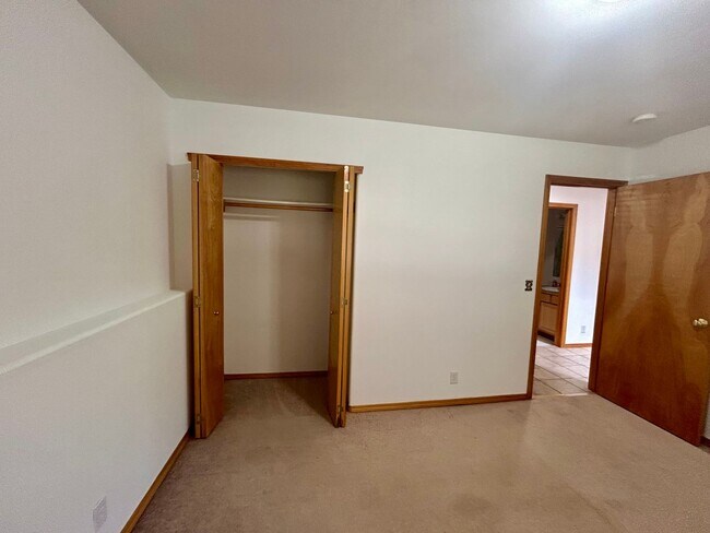 Building Photo - 14 Yearling Pl