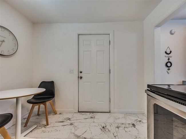 Building Photo - 217 E Daws St