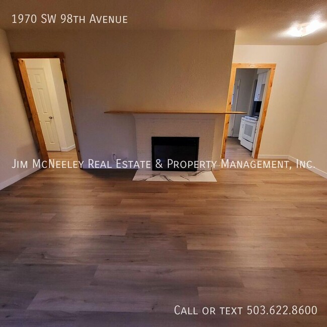 Building Photo - Remodeled 2-Bedroom Duplex with Bonus Room...