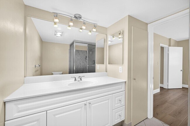 Building Photo - 1161 Hillsboro Mile Unit 207