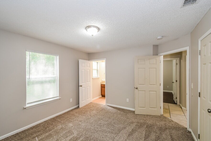 Building Photo - 10725 Meadowlea Dr