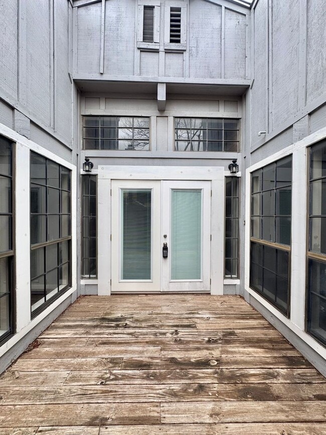 Building Photo - NOW AVAILABLE - 3-Bedroom 2-Bathroom Townhome in Capital Heights!