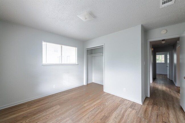 Building Photo - 5900 Glen Meadow Dr