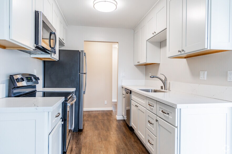 2BR,2BA-800SF Kitchen - Vista Terrace Apartments