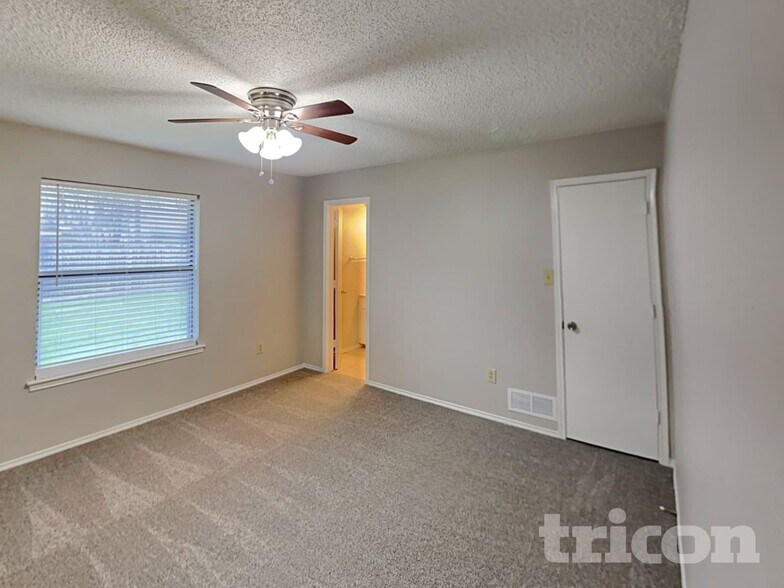 Building Photo - 5929 Birchill Road Watauga TX