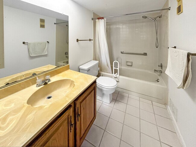 Building Photo - Waterfront Furnished 1 Bed, 1.5 Bath at Chateau Towers – 9th Floor with Balcony