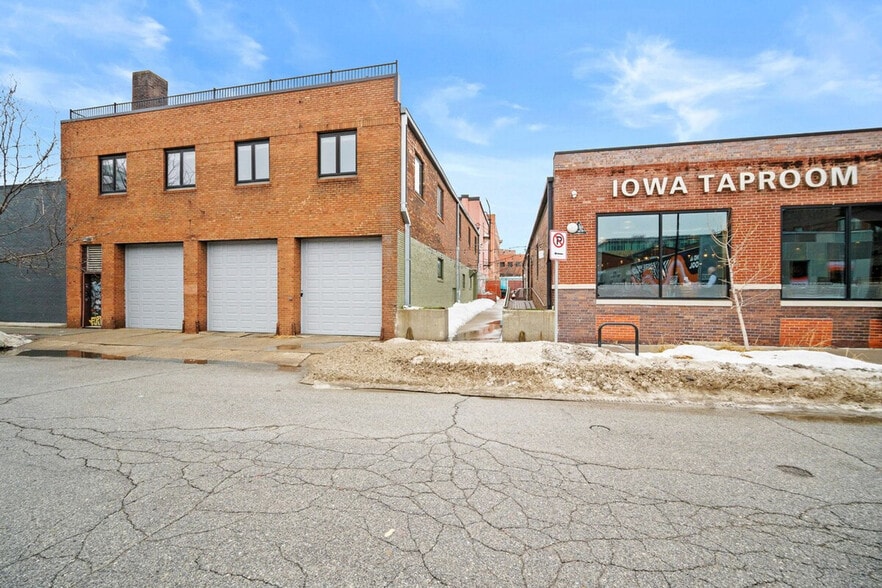 Building Photo - 301 E Walnut St