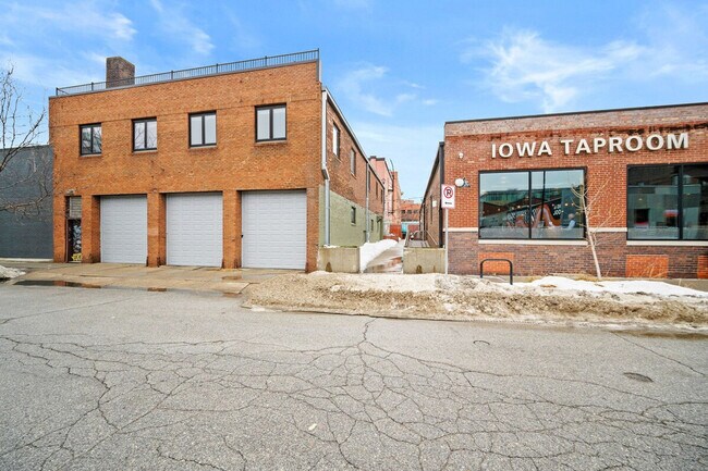 Building Photo - 301 E Walnut St