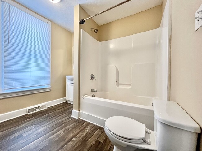 Building Photo - 1104 Hermitage St SE