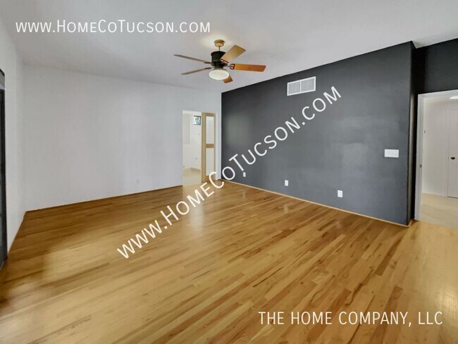 Building Photo - 1005 W Los Altos Rd