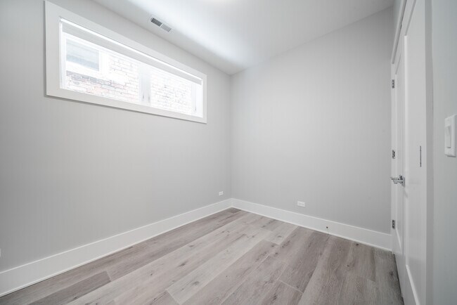 Building Photo - 556 W 18th St