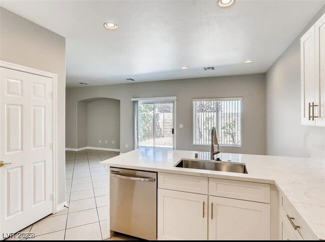 Building Photo - 227 Charming Ct