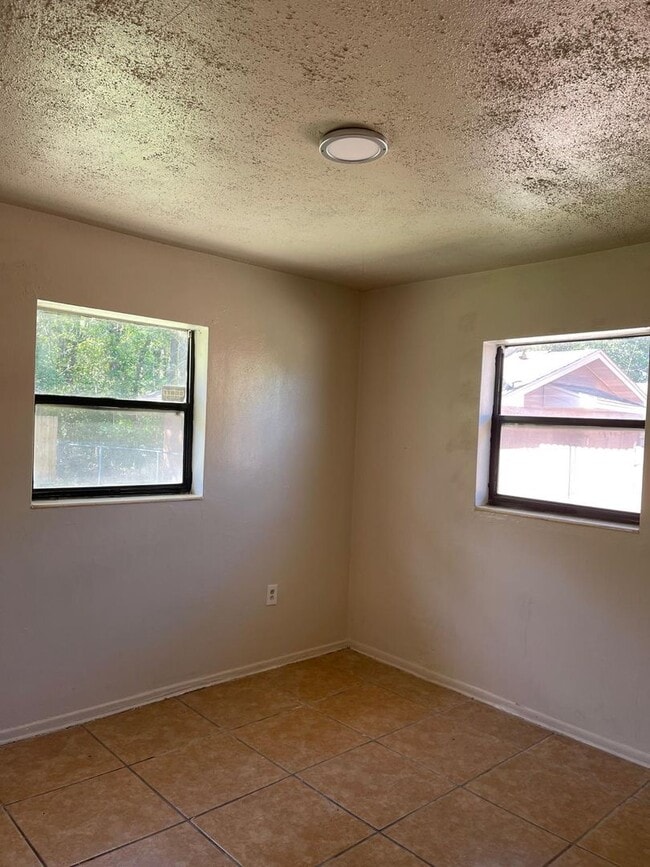 Building Photo - 226 6th Jpv St