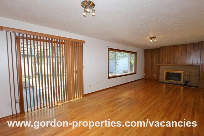 Building Photo - SE Molt St - Milwaukie mid-century split l...