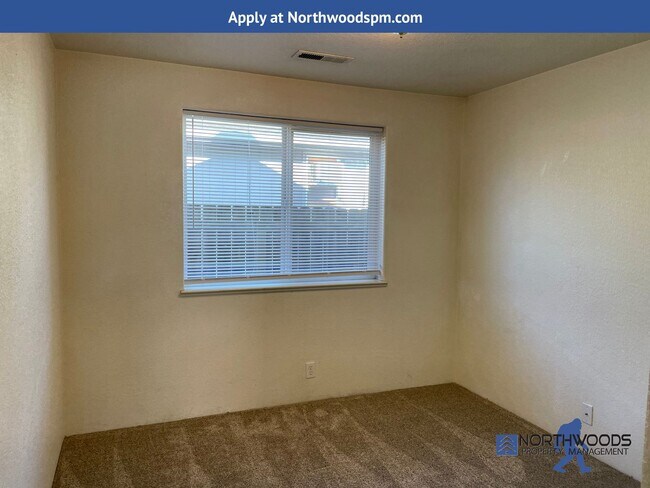 Building Photo - Beautiful 3 Bedroom 2 Bath Home