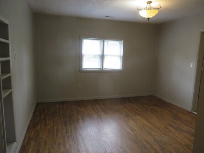 Dining - 534 N Warren Ave