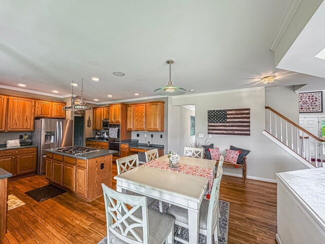 Building Photo - Fantastic 4 Bed 2.5 Bath Single Family Hom...