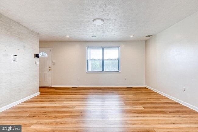 Building Photo - 1577 Loring Ct