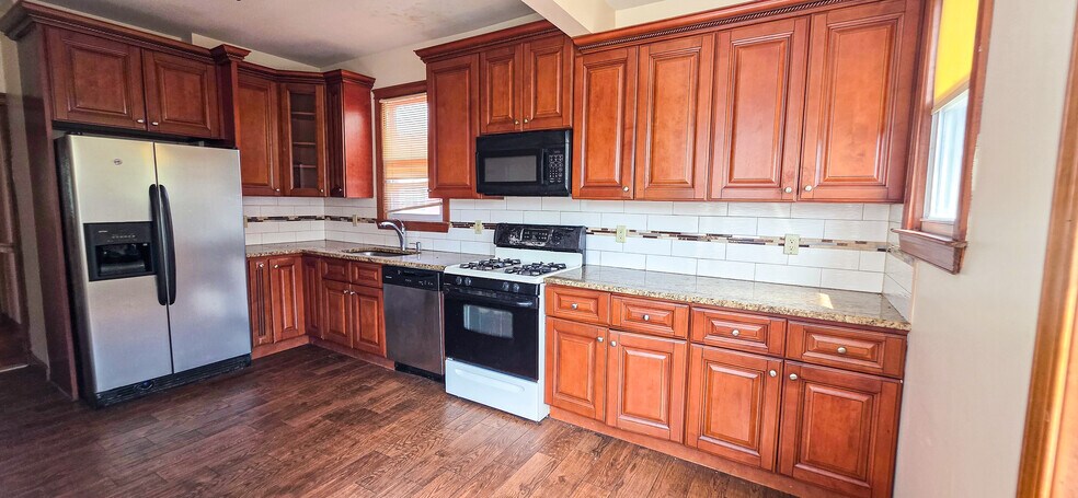 Building Photo - 97 Elm St