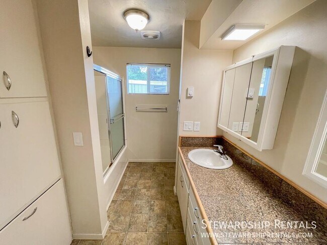 Building Photo - 1458 E 19th Ave