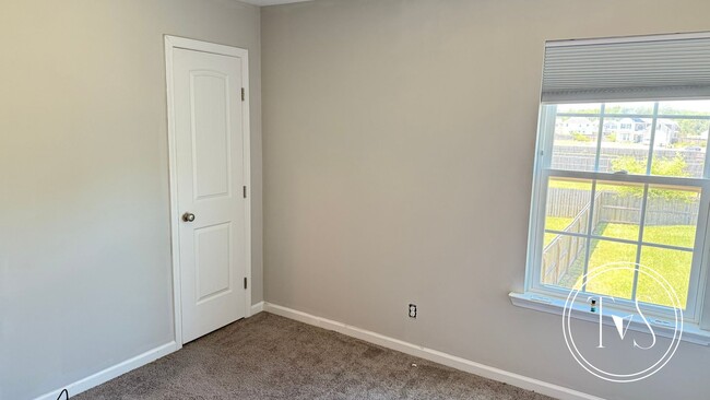 Building Photo - 465 Huntington Dr