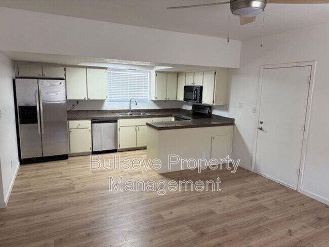 Primary Photo - 1302 E Maddock Rd