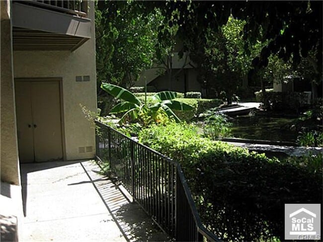 Building Photo - Lower 2 Bedroom condo, gated community