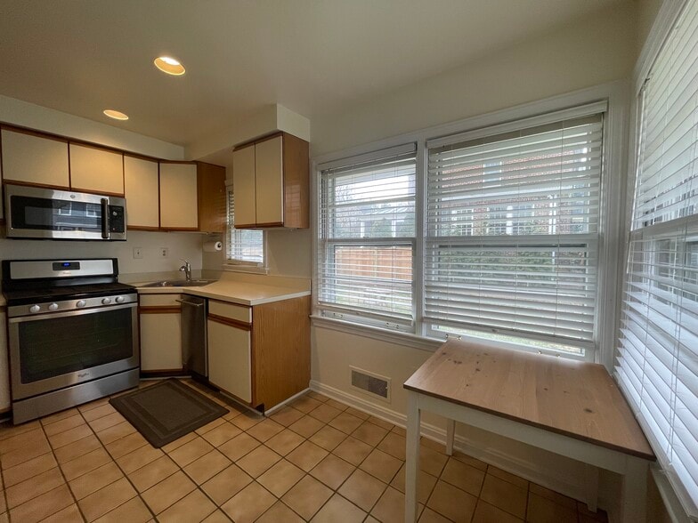 Building Photo - 306 Russell Rd