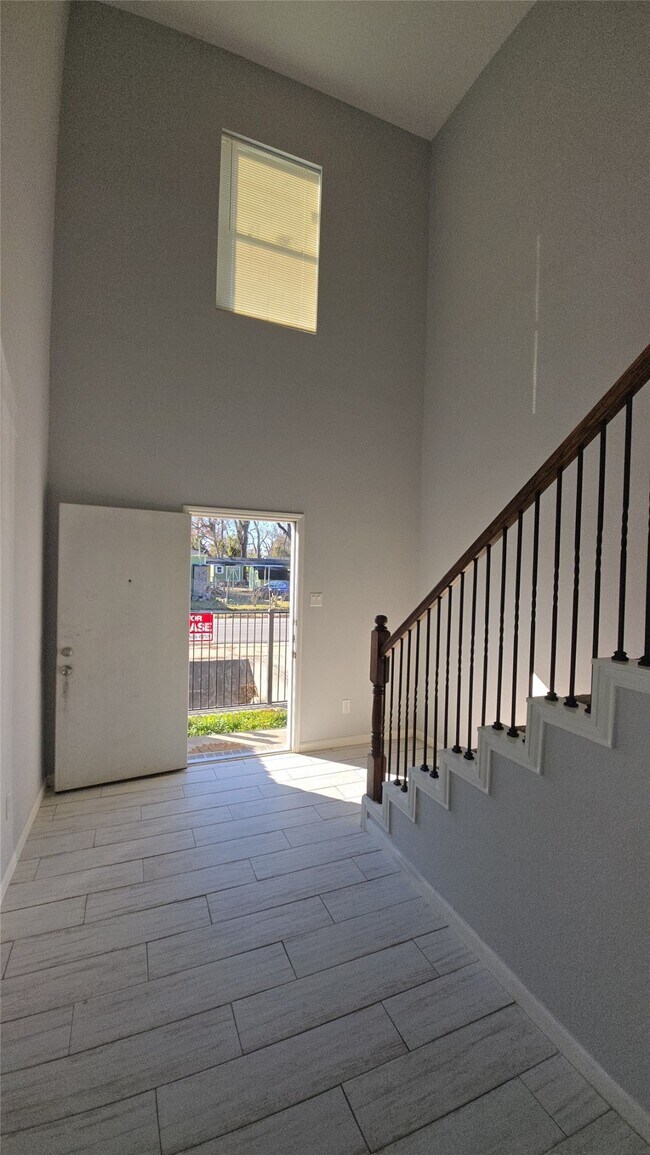 Building Photo - 8203 Oak Knoll Ln