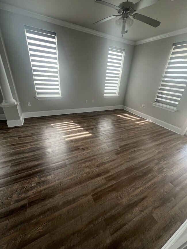 Building Photo - 3900 Lakeshore Blvd E