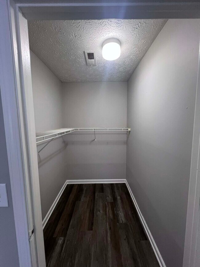 Building Photo - 41 Pine Dr