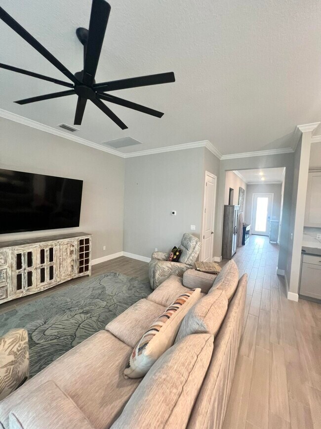 Building Photo - 655 S E Boboli Way