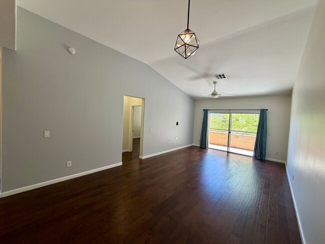 Building Photo - Close to shopping and easy access to Freeway!!!