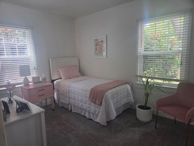 Building Photo - Charming 2 bedroom, 1 bathroom, single story cottage w/oversized garage