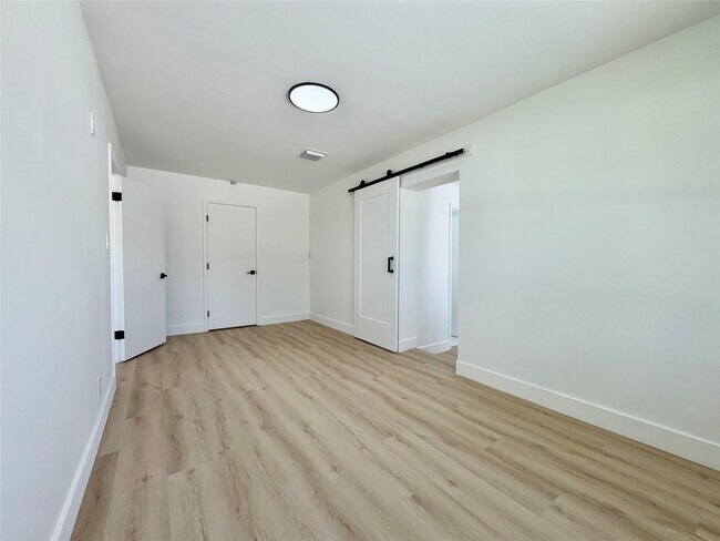 Building Photo - 1008 Mango Isle