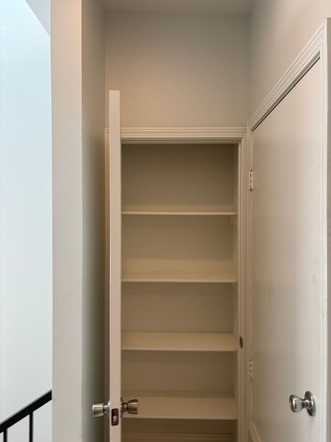 Building Photo - Spacious-Bright 3 Bedroom 2.5 Two story Bathroom Condo