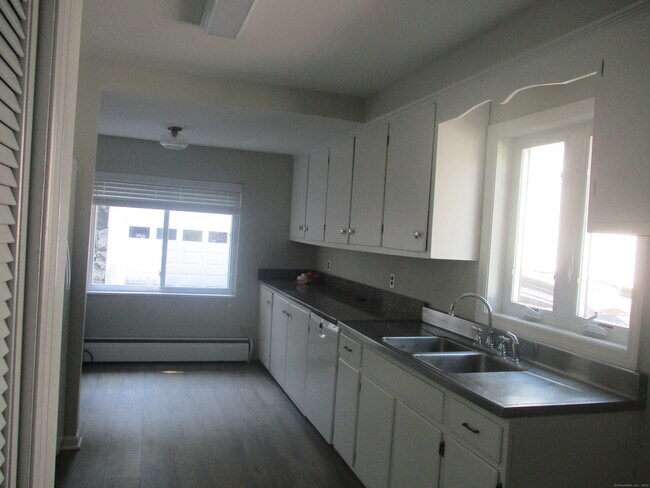 Building Photo - 10 Leuvine St