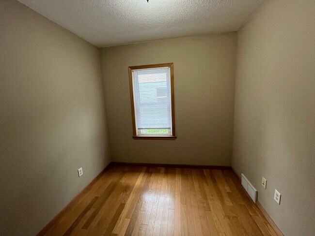 Building Photo - Gorgeous 2 Bedroom House with Massive Two Car Garage! Apply Today!