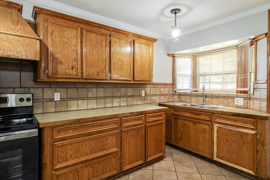 Building Photo - 2701 5th Ave N