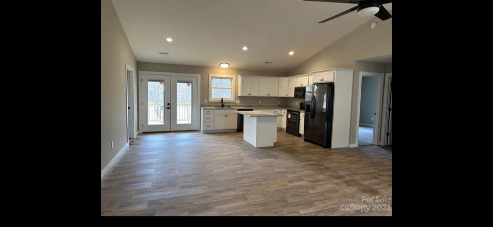 Building Photo - 923 Newfound Rd