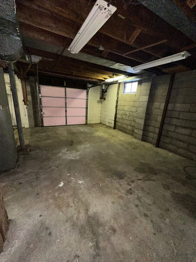 Building Photo - 2 bedroom 1 batg