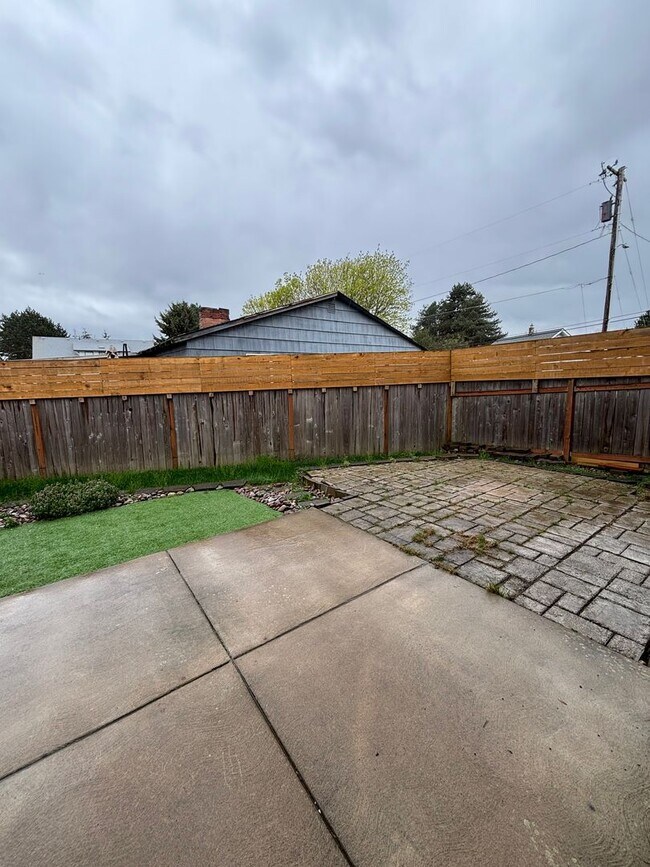 Building Photo - Newer 2 Story Home in Newberg   SHOWINGS  START  MAY 15th